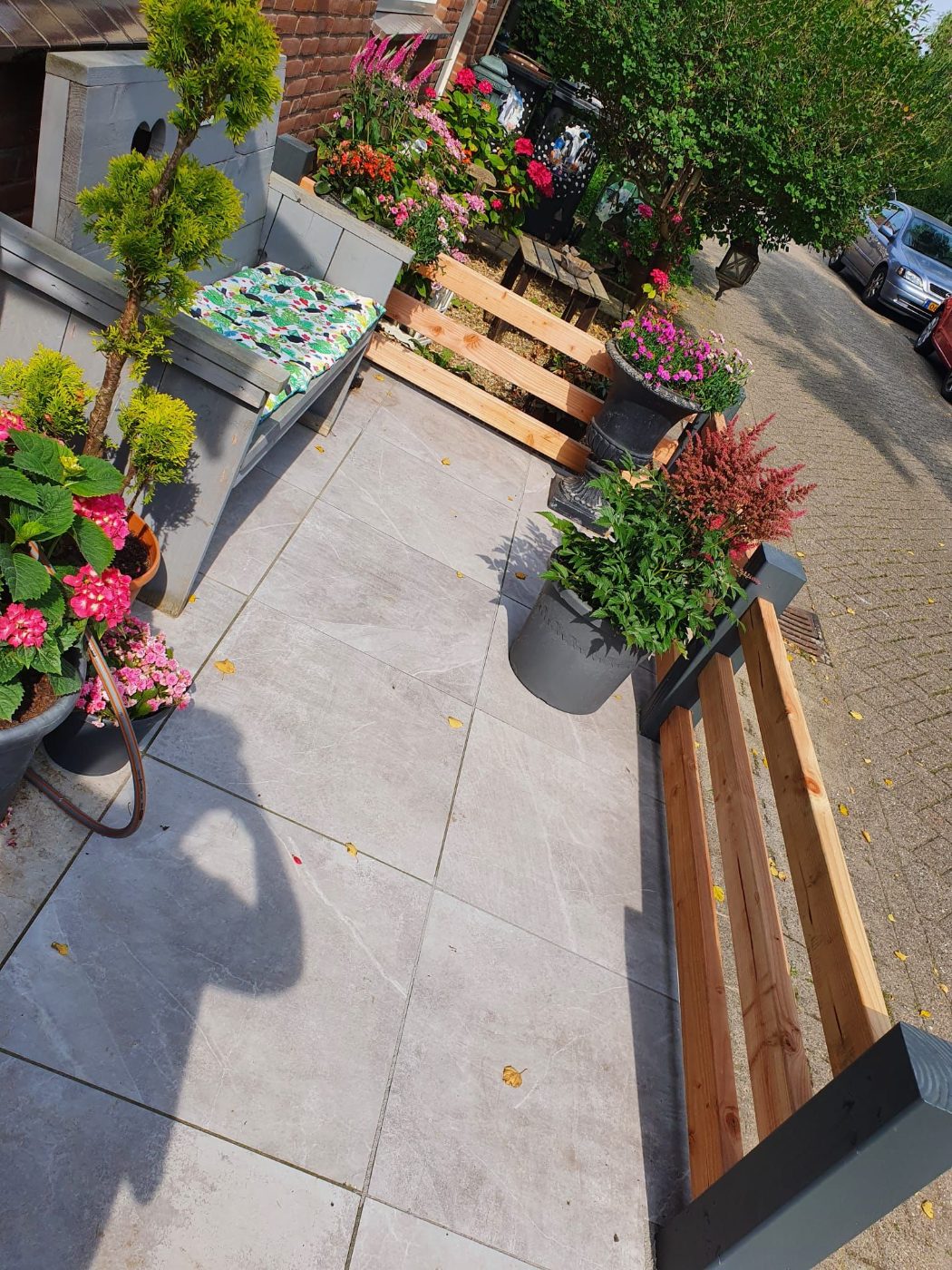 Terras met sierbestrating en plantenbakken