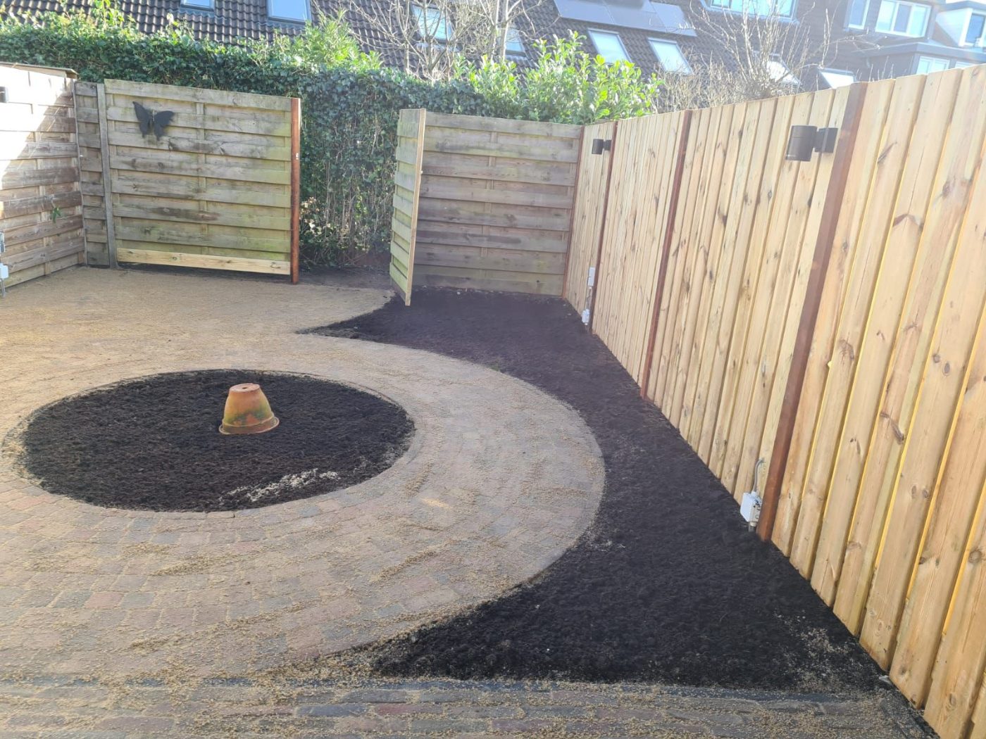 Achtertuin in aanleg met nieuwe schutting en plantvakken